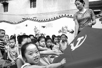 《向往4》想吃椰子,用拖鞋扔,有谁注意最后四人的脚?暴露地位